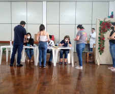 A Secretaria de Estado da Saúde (Sesa) registrou 56.702 doses de vacinas contra a Covid-19 aplicadas durante este final de semana no Paraná. Ao todo 126  municípios de 21 Regionais de Saúde, participaram das ações que fazem parte da campanha do Governo do Estado de vacinação “de domingo a domingo”.
