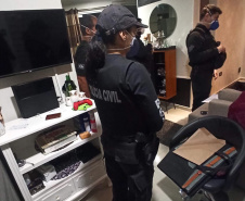 A Polícia Civil do Paraná (PCPR) prendeu três pessoas em flagrante durante a Operação ?Luz na Infância 8?, nesta quarta-feira (9), no Paraná. A força-tarefa coordenada pelo Ministério da Justiça e Segurança Pública teve a participação de policiais civis cumprindo 176 mandados de busca e apreensão no Brasil e em mais cinco países: Argentina, Estados Unidos, Paraguai, Panamá e Equador.  -  Curitiba, 09/06/2021  -  Foto: Polícia Civil do Paraná
