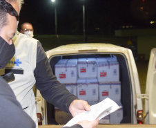 O Paraná recebeu na noite desta quarta-feira (9) mais 238 mil vacinas contra a Covid-19, sendo 237 mil doses do imunizante AstraZeneca produzida no Brasil pela Fiocruz e mil doses da AstraZeneca/Covax/Oxford, importadas por meio do consórcio Covax Facility. As vacinas fazem parte da 24ª pauta de distribuição do Ministério da Saúde.  -  curitiba, 09/06/2021  -  Foto: Américo Antonio/SESA