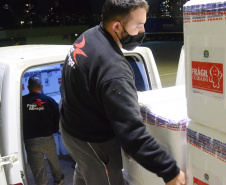 O Paraná recebeu na noite desta quarta-feira (9) mais 238 mil vacinas contra a Covid-19, sendo 237 mil doses do imunizante AstraZeneca produzida no Brasil pela Fiocruz e mil doses da AstraZeneca/Covax/Oxford, importadas por meio do consórcio Covax Facility. As vacinas fazem parte da 24ª pauta de distribuição do Ministério da Saúde.  -  curitiba, 09/06/2021  -  Foto: Américo Antonio/SESA