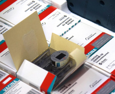 O Paraná recebeu na noite desta quarta-feira (9) mais 238 mil vacinas contra a Covid-19, sendo 237 mil doses do imunizante AstraZeneca produzida no Brasil pela Fiocruz e mil doses da AstraZeneca/Covax/Oxford, importadas por meio do consórcio Covax Facility. As vacinas fazem parte da 24ª pauta de distribuição do Ministério da Saúde.  -  curitiba, 09/06/2021  -  Foto: Américo Antonio/SESA