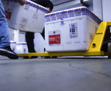 O Paraná recebeu na noite desta quarta-feira (9) mais 238 mil vacinas contra a Covid-19, sendo 237 mil doses do imunizante AstraZeneca produzida no Brasil pela Fiocruz e mil doses da AstraZeneca/Covax/Oxford, importadas por meio do consórcio Covax Facility. As vacinas fazem parte da 24ª pauta de distribuição do Ministério da Saúde.  -  curitiba, 09/06/2021  -  Foto: Américo Antonio/SESA