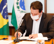 A partir desta quinta-feira (10), o Paraná passa a contar com uma política mais robusta de resíduos sólidos. A Lei 20.607/2021, que institui o Plano Estadual de Resíduos Sólidos do Estado do Paraná - PERS/PR, foi sancionada pelo governador Carlos Massa Ratinho Junior, após ampla discussão com a sociedade civil e os deputados estaduais -  Foto: Rodrigo Félix Leal