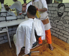 Presos da penitenciária de Cascavel participam de minicurso com barbeiro profissional  -  Foto: Depen-PR