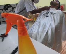 Presos da penitenciária de Cascavel participam de minicurso com barbeiro profissional  -  Foto: Depen-PR