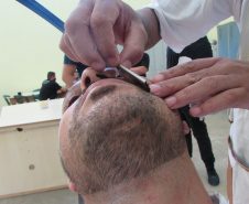 Presos da penitenciária de Cascavel participam de minicurso com barbeiro profissional  -  Foto: Depen-PR