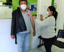 A Secretaria de Estado da Saúde (Sesa) registrou ações de vacinação contra a Covid-19 neste sábado (12) nas 22 Regionais de Saúde do Paraná. A iniciativa faz parte da campanha do Governo do Estado, de vacinação ?De domingo a domingo?.  - Curitiba, 12/06/2021  -  Foto: SESA
