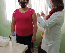 A Secretaria de Estado da Saúde (Sesa) registrou ações de vacinação contra a Covid-19 neste sábado (12) nas 22 Regionais de Saúde do Paraná. A iniciativa faz parte da campanha do Governo do Estado, de vacinação ?De domingo a domingo?.  - Curitiba, 12/06/2021  -  Foto: SESA