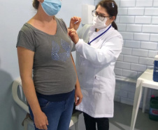 A Secretaria de Estado da Saúde (Sesa) registrou ações de vacinação contra a Covid-19 neste sábado (12) nas 22 Regionais de Saúde do Paraná. A iniciativa faz parte da campanha do Governo do Estado, de vacinação ?De domingo a domingo?.  - Curitiba, 12/06/2021  -  Foto: SESA