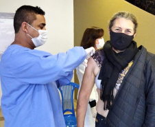A Secretaria de Estado da Saúde (Sesa) registrou ações de vacinação contra a Covid-19 neste sábado (12) nas 22 Regionais de Saúde do Paraná. A iniciativa faz parte da campanha do Governo do Estado, de vacinação ?De domingo a domingo?.  - Curitiba, 12/06/2021  -  Foto: SESA