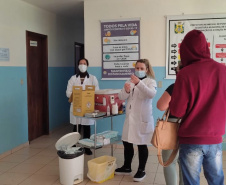 A Secretaria de Estado da Saúde (Sesa) registrou ações de vacinação contra a Covid-19 neste sábado (12) nas 22 Regionais de Saúde do Paraná. A iniciativa faz parte da campanha do Governo do Estado, de vacinação ?De domingo a domingo?.  - Curitiba, 12/06/2021  -  Foto: SESA