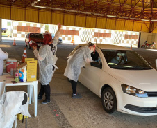 A Secretaria de Estado da Saúde (Sesa) registrou ações de vacinação contra a Covid-19 neste sábado (12) nas 22 Regionais de Saúde do Paraná. A iniciativa faz parte da campanha do Governo do Estado, de vacinação ?De domingo a domingo?.  - Curitiba, 12/06/2021  -  Foto: SESA