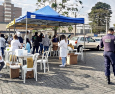 A Secretaria de Estado da Saúde (Sesa) registrou ações de vacinação contra a Covid-19 neste sábado (12) nas 22 Regionais de Saúde do Paraná. A iniciativa faz parte da campanha do Governo do Estado, de vacinação ?De domingo a domingo?.  - Curitiba, 12/06/2021  -  Foto: SESA