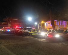 As equipes da Ação Integrada de Fiscalização Urbana (AIFU) fecharam três estabelecimentos comerciais e apreenderam uma máquina caça níquel e 12 maços de cigarros contrabandeados