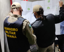 As equipes da Ação Integrada de Fiscalização Urbana (AIFU) fecharam três estabelecimentos comerciais e apreenderam uma máquina caça níquel e 12 maços de cigarros contrabandeados