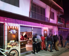 As equipes da Ação Integrada de Fiscalização Urbana (AIFU) fecharam três estabelecimentos comerciais e apreenderam uma máquina caça níquel e 12 maços de cigarros contrabandeados