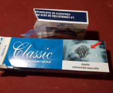 As equipes da Ação Integrada de Fiscalização Urbana (AIFU) fecharam três estabelecimentos comerciais e apreenderam uma máquina caça níquel e 12 maços de cigarros contrabandeados