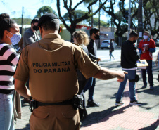 Candidatos de vários estados do Brasil estiveram em Curitiba e outros 27 municípios do Paraná, neste domingo (13/06), para prestar o concurso da Polícia Militar do Paraná (PMPR), o qual oferta duas mil vagas para policiais militares e 400 para bombeiros militares. Os locais de aplicação de provas de conhecimentos gerais foram ampliados e seguiram todos os protocolos de biossegurança. Curitiba, 13/06/2021 - Foto: SESP-PR