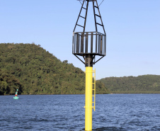 A Portos do Paraná finalizou a troca de boias de sinalização náutica no Canal do Surdinho, acesso alternativo ao Porto de Paranaguá. São quatro novos equipamentos, articulados e mais modernos.  -  Paranaguá, 15/06/2021  -  Foto: Claudio Neves/Portos do Paraná