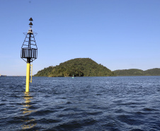 A Portos do Paraná finalizou a troca de boias de sinalização náutica no Canal do Surdinho, acesso alternativo ao Porto de Paranaguá. São quatro novos equipamentos, articulados e mais modernos.  -  Paranaguá, 15/06/2021  -  Foto: Claudio Neves/Portos do Paraná