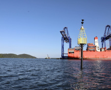 A Portos do Paraná finalizou a troca de boias de sinalização náutica no Canal do Surdinho, acesso alternativo ao Porto de Paranaguá. São quatro novos equipamentos, articulados e mais modernos.  -  Paranaguá, 15/06/2021  -  Foto: Claudio Neves/Portos do Paraná