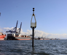 A Portos do Paraná finalizou a troca de boias de sinalização náutica no Canal do Surdinho, acesso alternativo ao Porto de Paranaguá. São quatro novos equipamentos, articulados e mais modernos.  -  Paranaguá, 15/06/2021  -  Foto: Claudio Neves/Portos do Paraná