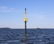 A Portos do Paraná finalizou a troca de boias de sinalização náutica no Canal do Surdinho, acesso alternativo ao Porto de Paranaguá. São quatro novos equipamentos, articulados e mais modernos.  -  Paranaguá, 15/06/2021  -  Foto: Claudio Neves/Portos do Paraná