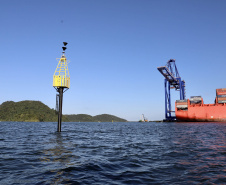 A Portos do Paraná finalizou a troca de boias de sinalização náutica no Canal do Surdinho, acesso alternativo ao Porto de Paranaguá. São quatro novos equipamentos, articulados e mais modernos.  -  Paranaguá, 15/06/2021  -  Foto: Claudio Neves/Portos do Paraná