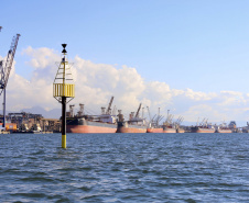 A Portos do Paraná finalizou a troca de boias de sinalização náutica no Canal do Surdinho, acesso alternativo ao Porto de Paranaguá. São quatro novos equipamentos, articulados e mais modernos.  -  Paranaguá, 15/06/2021  -  Foto: Claudio Neves/Portos do Paraná