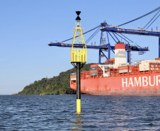 A Portos do Paraná finalizou a troca de boias de sinalização náutica no Canal do Surdinho, acesso alternativo ao Porto de Paranaguá. São quatro novos equipamentos, articulados e mais modernos.  -  Paranaguá, 15/06/2021  -  Foto: Claudio Neves/Portos do Paraná
