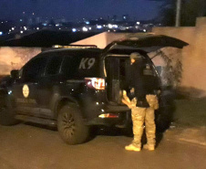 Cerca de 70 policiais militares e civis foram aplicados na operação Investida em Maringá nesta quarta-feira (16/06) para cumprir 12 mandados de Busca e Apreensão contra dois grupos envolvidos com o tráfico de drogas. O trabalho de investigação foi do Núcleo de Maringá da Divisão Estadual de Narcóticos (Denarc), da Polícia Civil, e do Serviço de Inteligência do 4º Batalhão da Polícia Militar.  - Maringá, 16/06/2021  -  Foto: Polícia Civil/SESP-PR