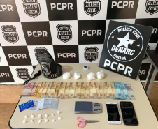 Cerca de 70 policiais militares e civis foram aplicados na operação Investida em Maringá nesta quarta-feira (16/06) para cumprir 12 mandados de Busca e Apreensão contra dois grupos envolvidos com o tráfico de drogas. O trabalho de investigação foi do Núcleo de Maringá da Divisão Estadual de Narcóticos (Denarc), da Polícia Civil, e do Serviço de Inteligência do 4º Batalhão da Polícia Militar.  - Maringá, 16/06/2021  -  Foto: Polícia Civil/SESP-PR