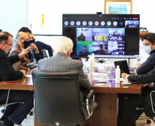 O Governo do Estado e o G7, grupo formado pelas principais entidades do setor produtivo paranaense, se reuniram nesta quarta-feira (16), por videoconferência, para discutir propostas conjuntas e mostrar o que já tem sido feito para incentivar a retomada econômica e apoiar os setores mais atingidos pela crise causada pela pandemia de Covid-19. 
. Foto: José Fernando Ogura/AEN