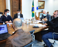 O Governo do Estado e o G7, grupo formado pelas principais entidades do setor produtivo paranaense, se reuniram nesta quarta-feira (16), por videoconferência, para discutir propostas conjuntas e mostrar o que já tem sido feito para incentivar a retomada econômica e apoiar os setores mais atingidos pela crise causada pela pandemia de Covid-19. 
. Foto: José Fernando Ogura/AEN