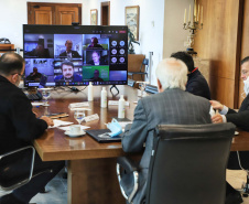 O Governo do Estado e o G7, grupo formado pelas principais entidades do setor produtivo paranaense, se reuniram nesta quarta-feira (16), por videoconferência, para discutir propostas conjuntas e mostrar o que já tem sido feito para incentivar a retomada econômica e apoiar os setores mais atingidos pela crise causada pela pandemia de Covid-19. 
. Foto: José Fernando Ogura/AEN