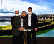 Os governadores do Paraná, Carlos Massa Ratinho Junior, e do Mato Grosso do Sul, Reinaldo Azambuja, que representam dois dos quatro estados que compõem o Conselho de Desenvolvimento de Integração Sul (Codesul), estão articulando a participação da Itaipu Binacional no plano de desenvolvimento integrado do bloco até 2040. Foto: Jonathan Campos/AEN