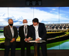 Os governadores do Paraná, Carlos Massa Ratinho Junior, e do Mato Grosso do Sul, Reinaldo Azambuja, que representam dois dos quatro estados que compõem o Conselho de Desenvolvimento de Integração Sul (Codesul), estão articulando a participação da Itaipu Binacional no plano de desenvolvimento integrado do bloco até 2040. Foto: Jonathan Campos/AEN