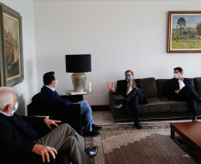 Governador Carlos Massa Ratinho Junior solicitou nesta quinta-feira (17) ao embaixador dos Estados Unidos no Brasil, Todd Chapman, a permissão para que Curitiba possa emitir vistos, seguindo o que já ocorre com São Paulo, Brasília, Belo Horizonte, Rio de Janeiro, Recife e Porto Alegre. Foto: Jonathan Campos/AEN