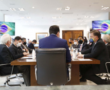 Governador Carlos Massa Ratinho Junior solicitou nesta quinta-feira (17) ao embaixador dos Estados Unidos no Brasil, Todd Chapman, a permissão para que Curitiba possa emitir vistos, seguindo o que já ocorre com São Paulo, Brasília, Belo Horizonte, Rio de Janeiro, Recife e Porto Alegre. Foto: Jonathan Campos/AEN