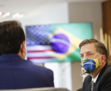 Governador Carlos Massa Ratinho Junior solicitou nesta quinta-feira (17) ao embaixador dos Estados Unidos no Brasil, Todd Chapman, a permissão para que Curitiba possa emitir vistos, seguindo o que já ocorre com São Paulo, Brasília, Belo Horizonte, Rio de Janeiro, Recife e Porto Alegre. Foto: Jonathan Campos/AEN