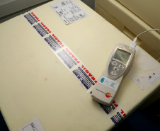Chegou no Paraná na manhã desta sexta-feira (18) um novo lote com 234.510 vacinas contra a Covid-19. São 143.910 doses do imunizante Comirnaty, produzido pela Pfizer/BioNtech, e 90.600 doses da Coronavac/Butantan. De acordo com a Secretaria de Estado da Saúde (Sesa), as vacinas serão destinadas aos grupos prioritários e população em geral acima de 40 anos. A remessa faz parte da 25ª pauta de distribuição do governo federal. Foto: Ari Dais/AEN
