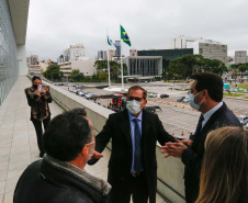 O governador Carlos Massa Ratinho Junior recebeu nesta sexta-feira (18) o atual presidente do Supremo Tribunal de Justiça, ministro Humberto Martins, para aproximar o relacionamento entre a instituição federal e os poderes executivo e judiciário do Paraná. A visita do ministro foi realizada no Palácio Iguaçu. Foto: Jonathan Campos/AEN