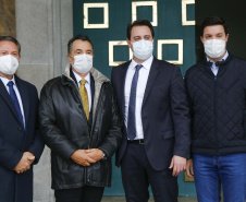 O governador Carlos Massa Ratinho Junior recebeu nesta sexta-feira (18) o atual presidente do Supremo Tribunal de Justiça, ministro Humberto Martins, para aproximar o relacionamento entre a instituição federal e os poderes executivo e judiciário do Paraná. A visita do ministro foi realizada no Palácio Iguaçu. Foto: Jonathan Campos/AEN