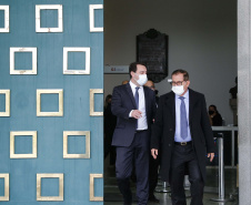 O governador Carlos Massa Ratinho Junior recebeu nesta sexta-feira (18) o atual presidente do Supremo Tribunal de Justiça, ministro Humberto Martins, para aproximar o relacionamento entre a instituição federal e os poderes executivo e judiciário do Paraná. A visita do ministro foi realizada no Palácio Iguaçu. Foto: Jonathan Campos/AEN