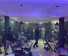 As operações deste final de semana da Ação Integrada de Fiscalização Urbana (AIFU) contra o descumprimento das medidas de enfrentamento da Covid-19 resultaram em 17 estabelecimentos comerciais interditados e 40 autuações administrativas lavradas. O balanço leva em consideração a atuação entre quinta-feira (17) e domingo (20).  -  Curitiba, 20/06/2021  -  Foto: AIFU/SESP-PR
