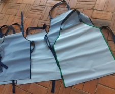 Projeto Lonarte da UEL busca apoio para produção de aventais direcionada a trabalhadores da reciclagem
. Foto:UEL