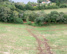 Com apoio de imagens de satélite e da aeronave do Batalhão de Operações Aéreas da Polícia Militar (BPMOA), fiscais do Escritório Regional do Instituto Água e Terra (IAT) em Ponta Grossa, nos Campos Gerais, identificaram atividades irregulares em Área de Preservação Permanente (APP) em uma propriedade rural. -  Foto: IAT
