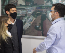 Cascavel, no Oeste do Paraná, recebeu nesta quarta-feira (23) a comitiva do governo federal que está no Estado para uma série de visitas técnicas a fim de avaliar o projeto da Nova Ferroeste. Em encontro com cooperativistas, foi abordado o desempenho da linha férrea já existente (a Ferroeste) e o impacto que a nova ferrovia terá sobre a competitividade do setor produtivo da região. Foto: Alessandro Vieira/AEN