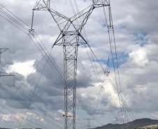 Balões e pipas são risco para a rede elétrica. No início de junho, uma linha de transmissão operada pela Copel em Bragança Paulista, no interior de São Paulo, foi desligada para retirada de um balão que colocava a rede em risco. O prejuízo pode chegar a R$ 3,9 milhões, valor equivalente à indisponibilidade da linha para o sistema. - Foto: Divulgação Copel