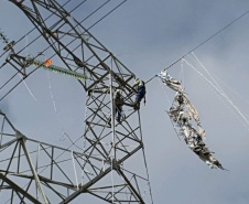 Balões e pipas são risco para a rede elétrica. No início de junho, uma linha de transmissão operada pela Copel em Bragança Paulista, no interior de São Paulo, foi desligada para retirada de um balão que colocava a rede em risco. O prejuízo pode chegar a R$ 3,9 milhões, valor equivalente à indisponibilidade da linha para o sistema. - Foto: Divulgação Copel